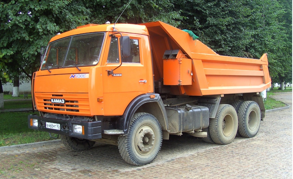 Камаз является одним из самых удобных авто для вывоза больших объемов мусора.