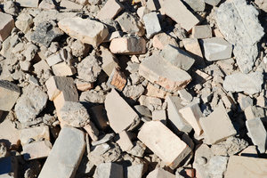 Отходы камня после строительства могут быть использованы повторно в качестве щебня.